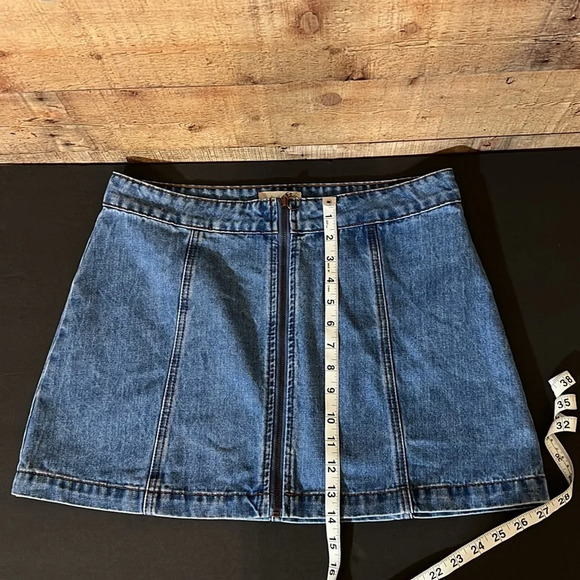 🎉🎉Altar’d State Monana Denim Mini Skirt size Medium Preppy Classic Zippered - Picture 8 of 8